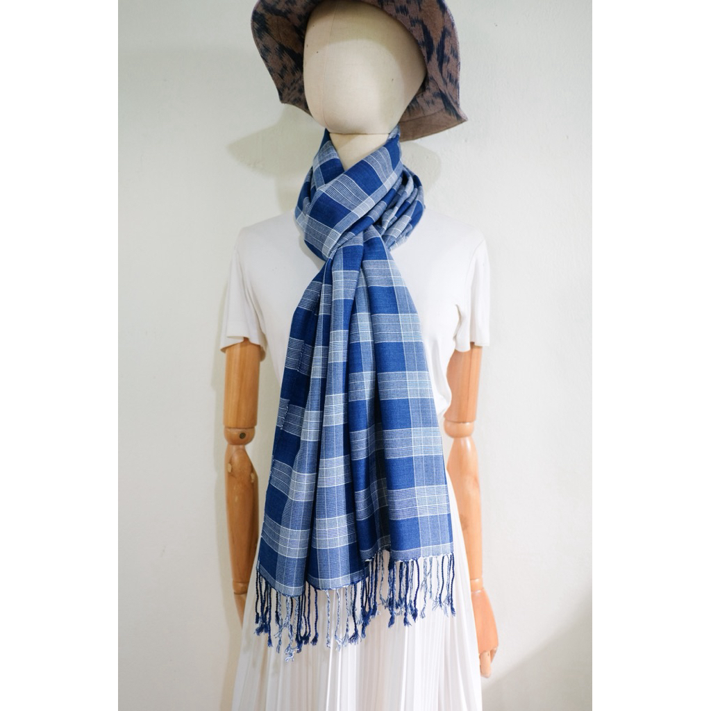 ผ้าพันคอย้อมครามทอมือ 2 ตะกอ 🌿🧵