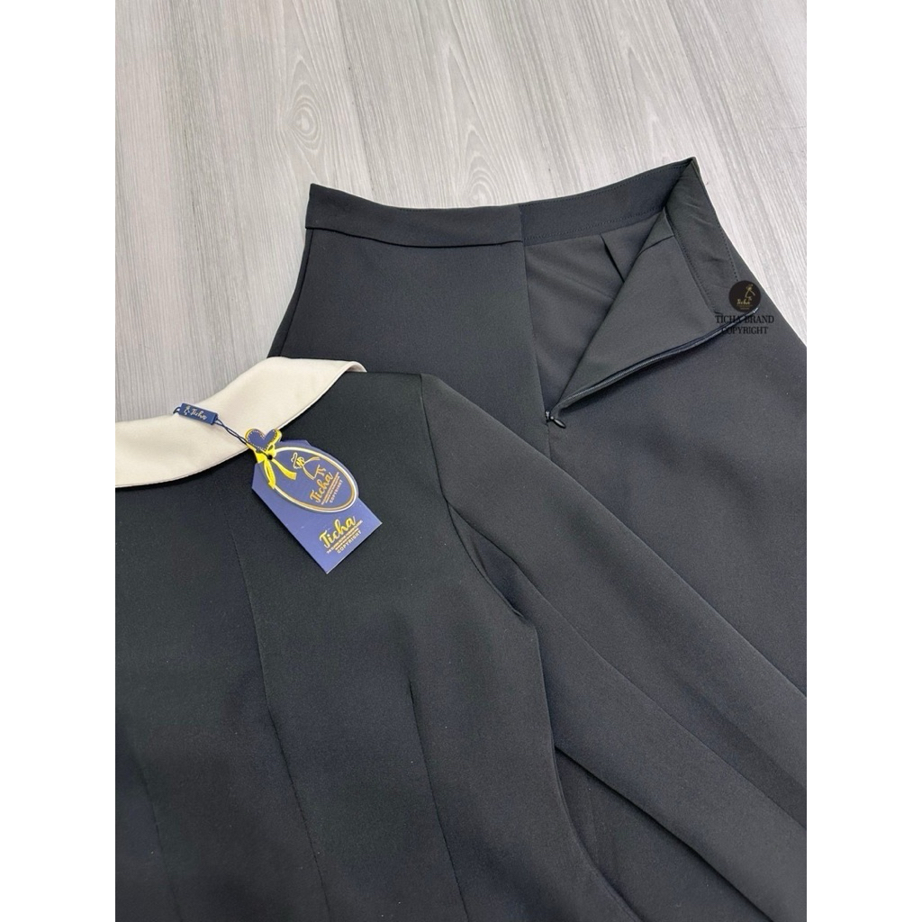 Ticha•ชุดเซต2ชิ้น สีดำเสื้อแขนยาวคอปกครีมและปลายแขนครีม แต่งเข็มกลัดริบบิ้นโบว์ดอกไม้ที่คอ มาพร้อมกับกระโปรงยาว - รูปที่ 6