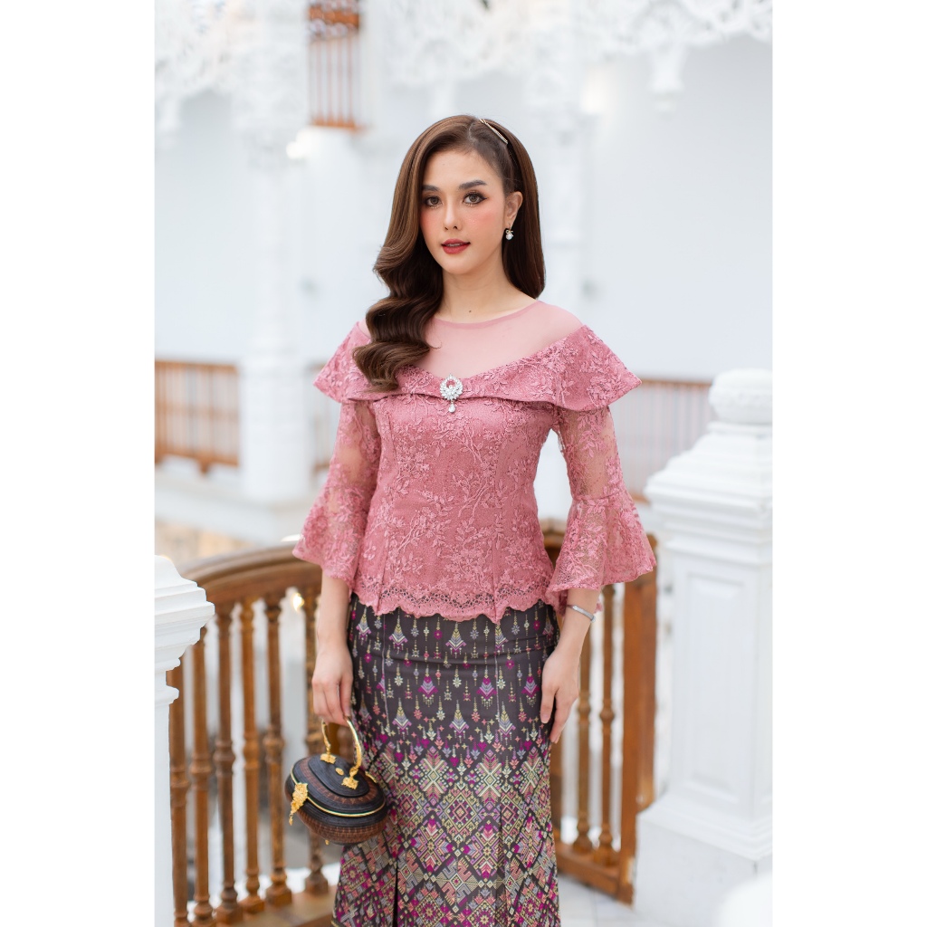 CHANIDA เสื้อลูกไม้ออกงาน ตัดแต่งผ้าตะข่ายช่วงคอ ทรงโอบไหล่ แขนกระดิ่ง ทรงสวย (รหัส 8406)