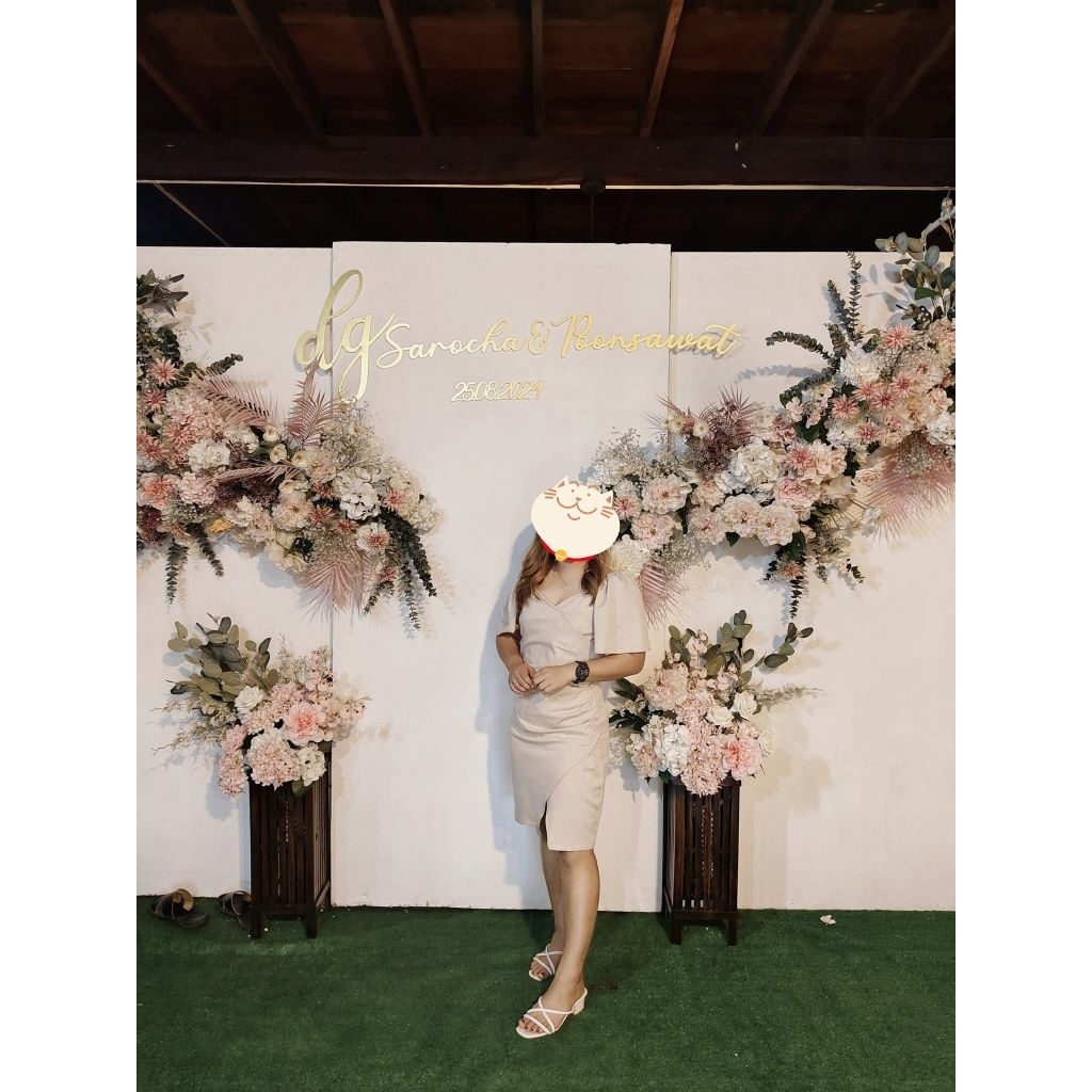 มือ2 📍ชุดไปงานแต่งสีครีม  เพื่อนเจ้าสาวสีครีม ชุดไปงานต่างๆ แบนรด์Lovito เดรสคอวี ทรงเอ แบบผ่า จีบย่