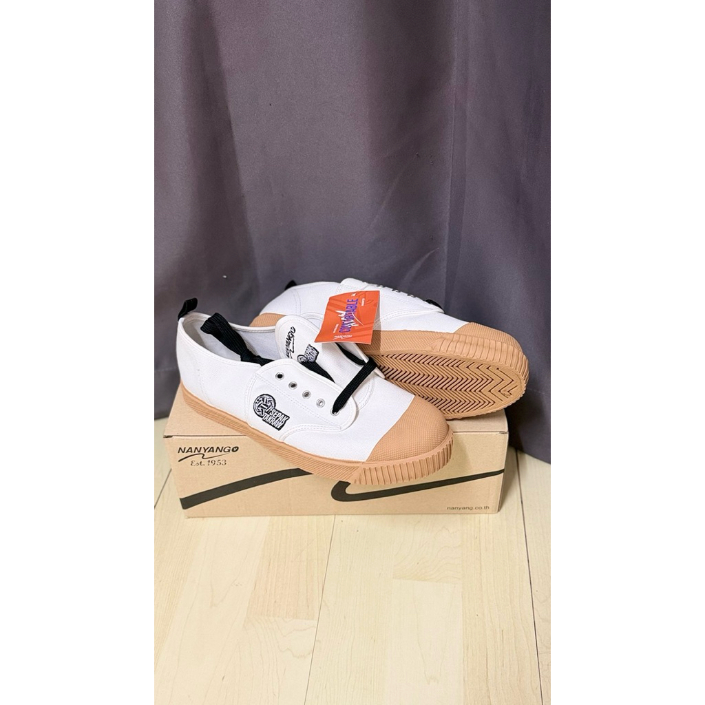 รองเท้าตะกร้อ รองเท้าผ้าใบนันยาง Nanyang