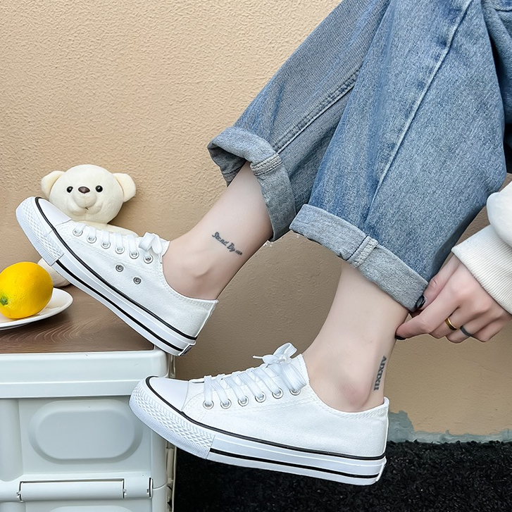 รองเท้าผ้าใบคลาสสิคผู้หญิงสีดำและสีขาวพื้นยาง ขนาดใหญ่ 35-44