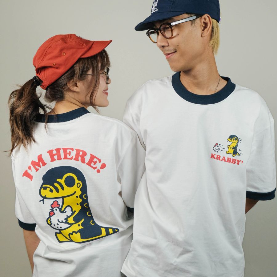 Krabby Style เสื้อยืด Oversized ลาย I'M HERE! CHICKEN (ไอแอมเหี้ยอุ้มไก่)