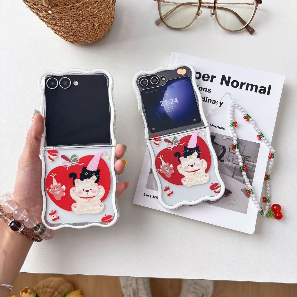 พร้อมส่งจากไทย ! เคสฟลิปนิ่มลายน้องแมวหมีแอปเปิ้ลพร้อมสายคล้อง (2108) for Samsung Galaxy ZFlip7 Flip6 Flip5 Flip4 Flip 3