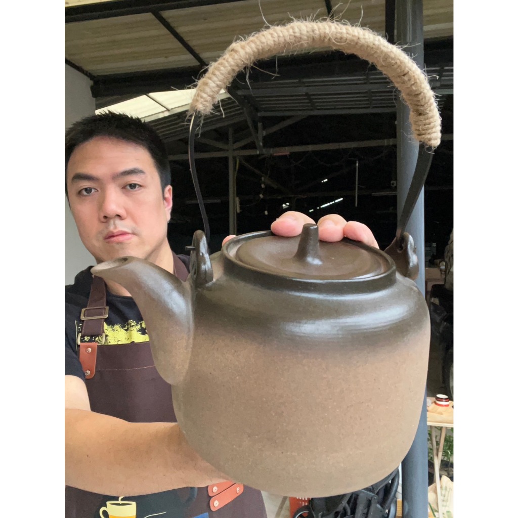 กาน้ำชาดินเผาใช้กับเตาแก๊สได้มีที่กรองในตัว ขนาด1200ml ดินรุ่นนี้เวลาชงชาจะมีกลิ่นหอมชาติด