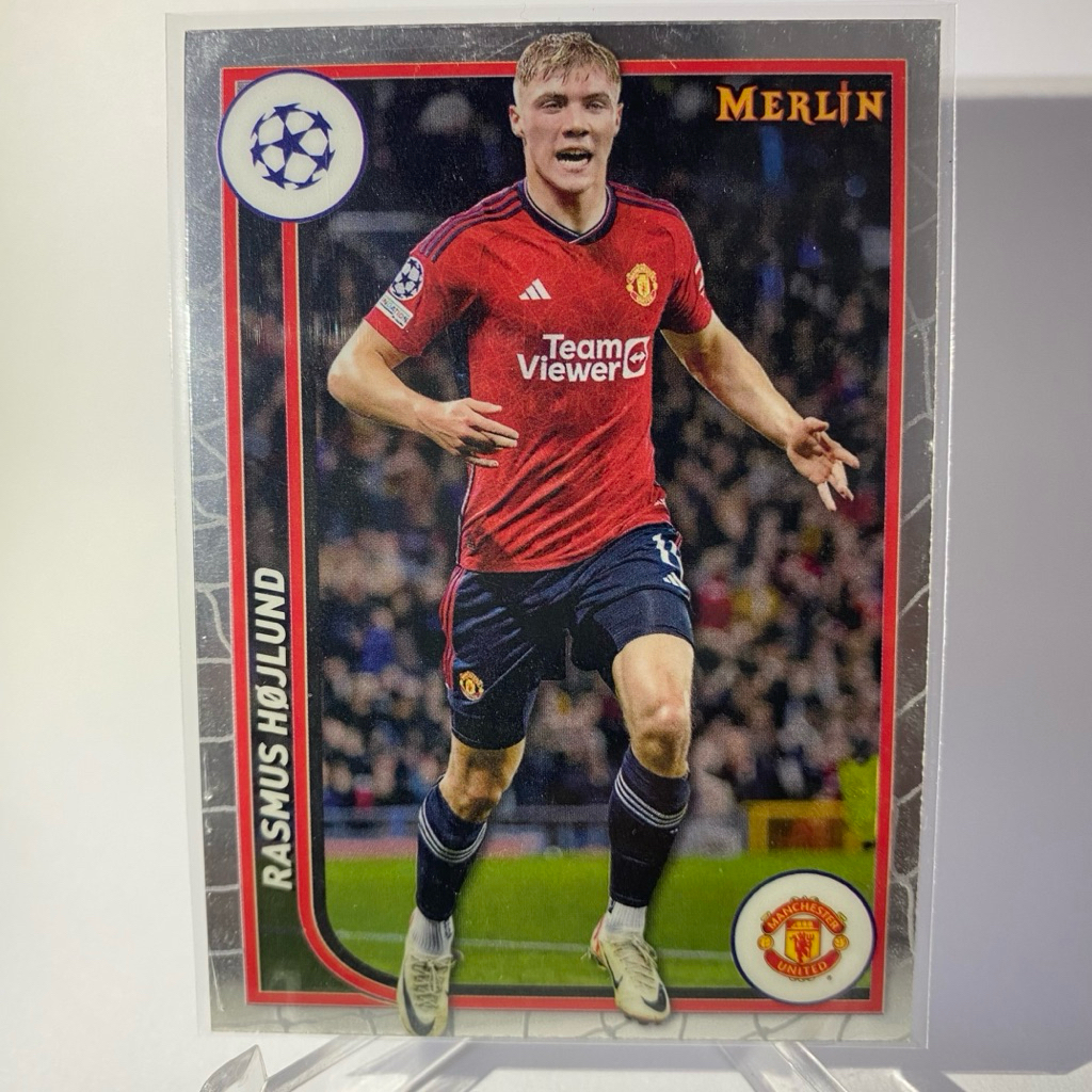 การ์ดนักฟุตบอลสำหรับสะสม RASMUS HOJLUND, MANCHESTER UNITED, TOPPS MERLIN 2024