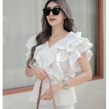 เสื้อขาว เสื้อใส่ทำบุญ ไปวัด ออกงาน คอวีหน้าวีหลังมาพร้อมระบายแน่นๆ 3 ชั้นทรงสวยใส่น่ารักมากใส่ชิลล์ถ่ายรูปสวยๆ