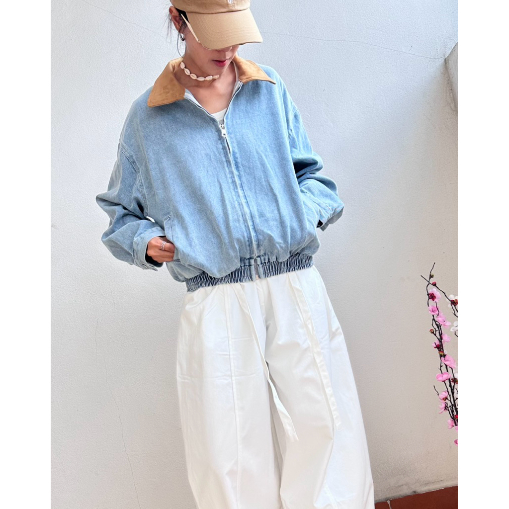 PLOYNAPAS - Denim jacket เสื้อแจ็คเก็ตยีนส์ ฟอกสีอ่อน ดีเทลคอปก2โทนทำจากหนังกลับ
