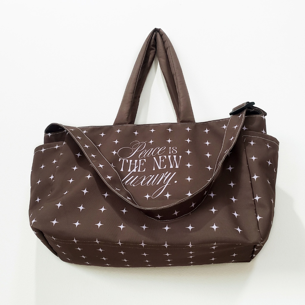Hello Daisy- Brownie collection  สีน้ำตาลลายดาวม่วง กระเป๋าแบรนด์ไทย  มีซิปซับใน และสายสะพาย