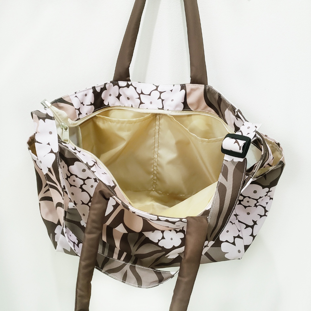 พร้อมส่ง Hello Daisy- Brownie collection  กระเป๋าลายดอกสีน้ำตาล  มีซิปซับใน และสายสะพายนุ่มนิ่ม - รูปที่ 2