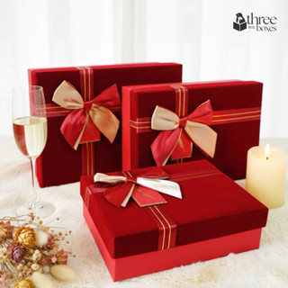 กล่องของขวัญสำเร็จรูป รุ่น Velvet บุผ้ากำมะหยี่ สีแดงพรีเมี่…