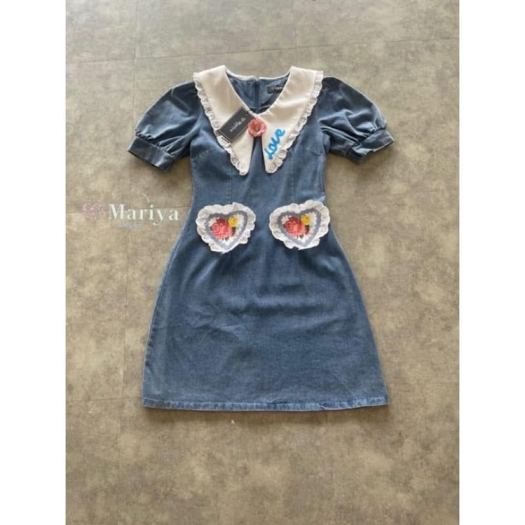 (3xl)พร้อมส่ง🌷ชุดเดรสยีนส์คอปกลูกไม้สีขาวแต่งดอกกุหลาบ 3D สวยน่ารักสุดๆ งานป้าย Mariya แท้ มือ1 ป้าย