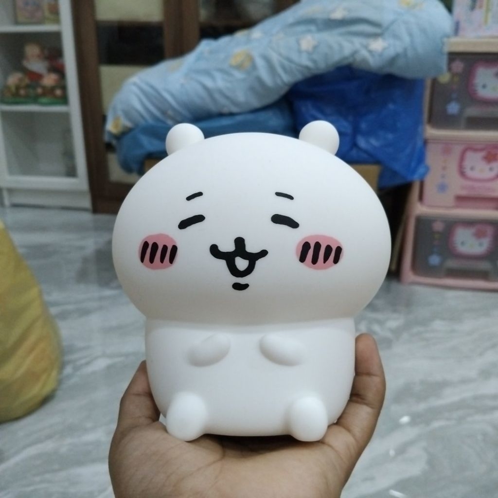 โคมไฟตัวจิคาวะ (Chiikawa Room Light) ซึ่งเป็นสินค้าของ Punks