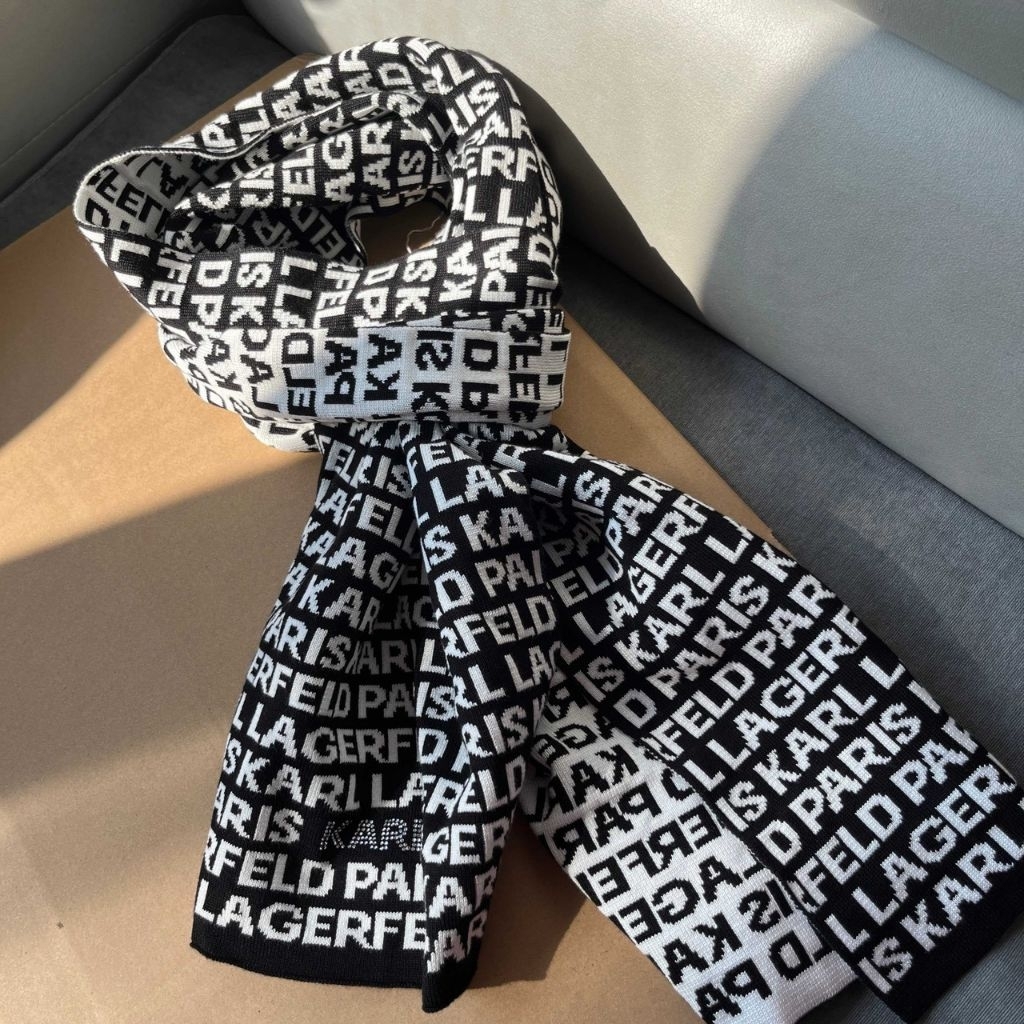 ผ้สพันคอK. ARL LAGER.FELD พิมพ์ลายตัวอักษร วัสดุ: อะคริลิก 52%, โพลีเอสเตอร์ 31%, ไนลอน 17%