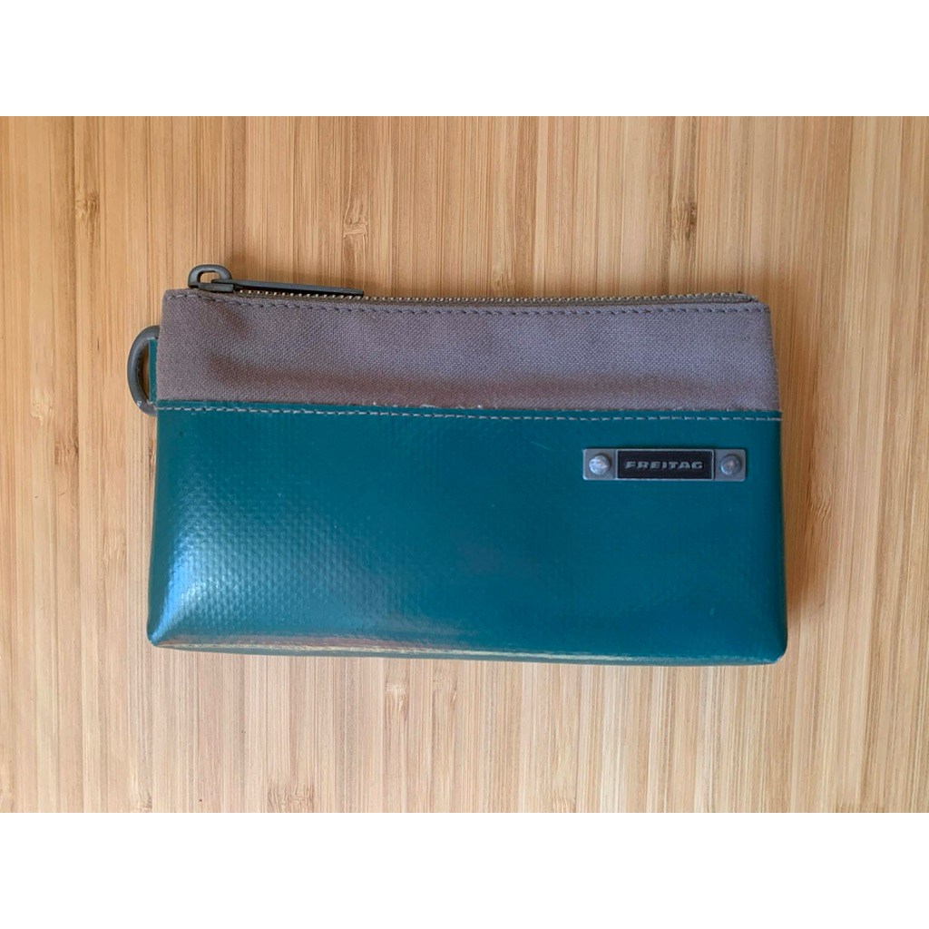 พร้อมส่ง - กระเป๋าสตางค์  Freitag R306 Grip / สี เขียว /  สภาพดี ใช้งานดี / RARE ป้ายเหล็ก - ของแท้ 