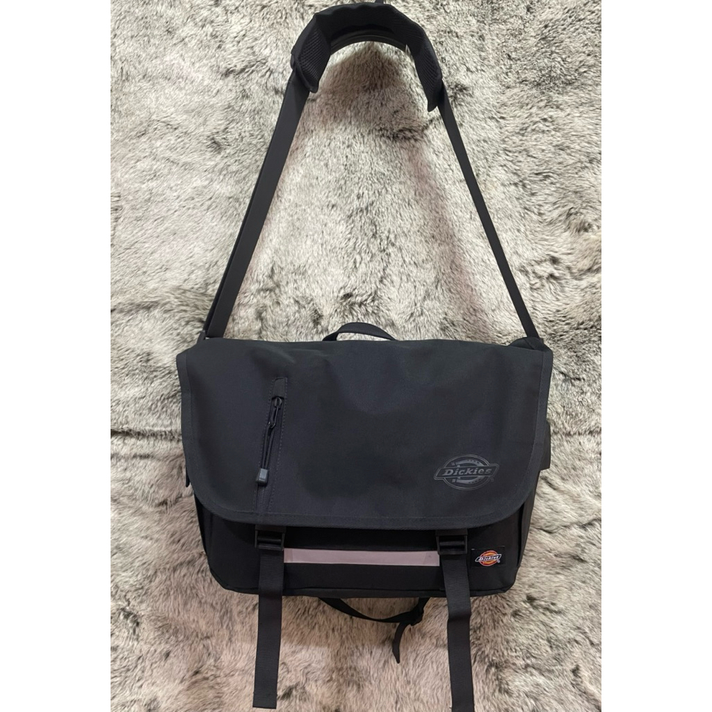 กระเป๋าสะพาย Dickies สีดำของแท้มือสองสภาพดีมาก ด้านในมีช่องสำหรับใส่โน๊ตบุคส์