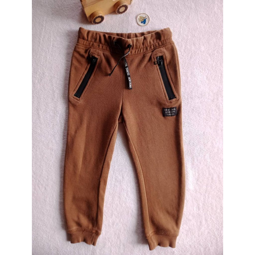 📌H&M #กางเกงเด็กมือสอง 🎈กางเกงขายาวผ้ายืดสีน้ำตาล สีอ่อนกว่าในรูปนะ 💚 size 110 /3-4ขวบ 💫สภาพ:ดี🎈ซักห