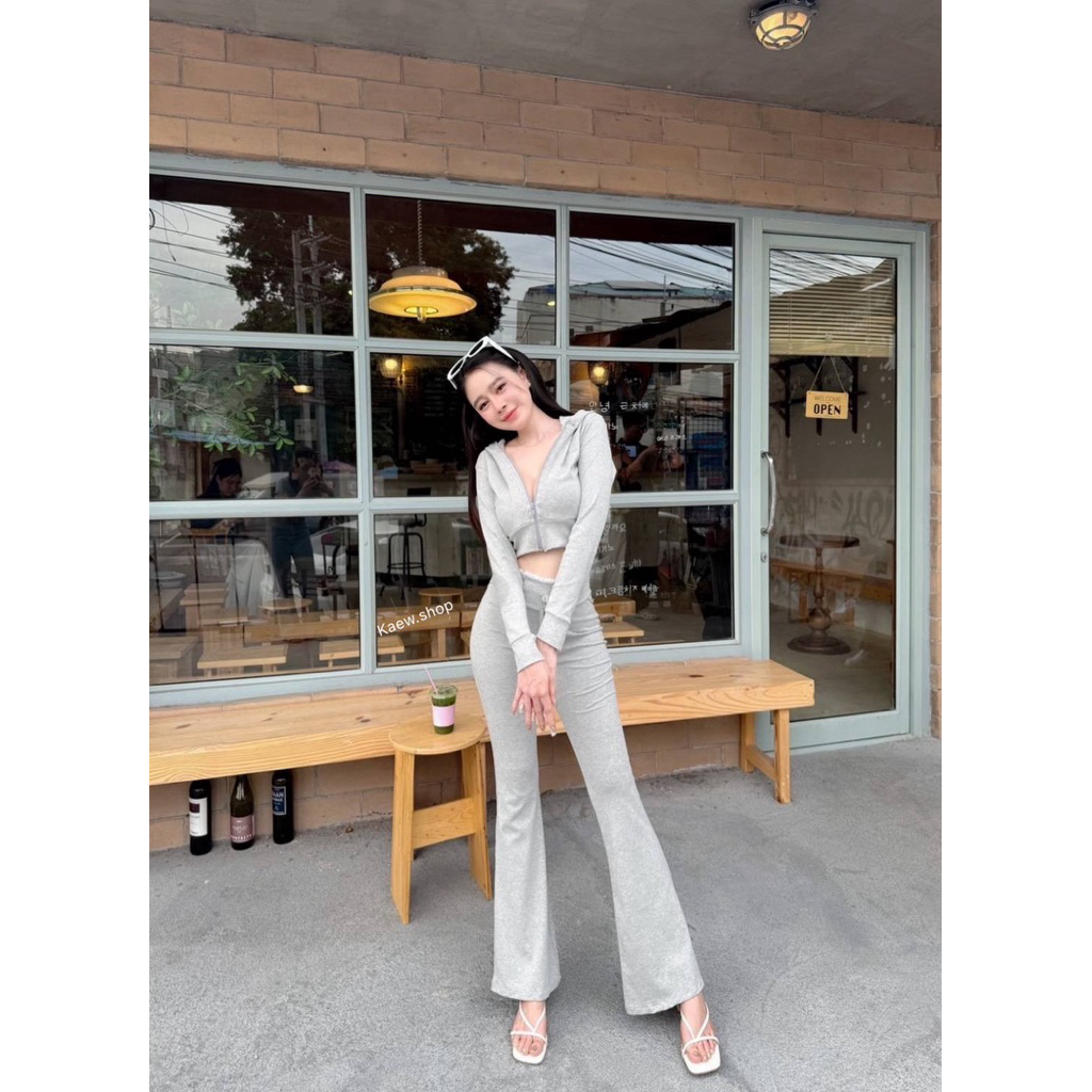 เซท 2 ชิ้น เสื้อครอปแต่งหูน้อลแมว (แมวน้อย)มีซิปหน้า กางเกงขาม้าเอวแต่งขอบลูกไม้สุดฮิต - รูปที่ 2