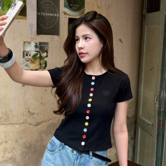 Raibow top - เสื้อแขนสั้นแต่งกระดุมดอกไม้ ปักหัวใจ ผ้าคอตตอนนุ่ม กระดุมจริง 12 เม็ด (ดอกไม้)