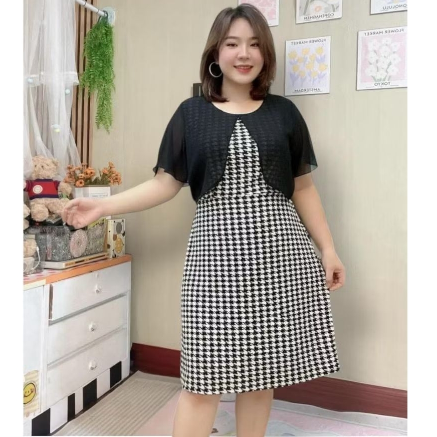 เดรสสาวอวบ ผ้ายืดวูลเวฟ แต่งชีฟองแขน อกก่อนยืด 42 นิ้ว ยืดได้ถึง44- 46 นิว้ ปลายแขนกว้าง เอว 34-44 นิ้วความยาว 37นิ้วWT