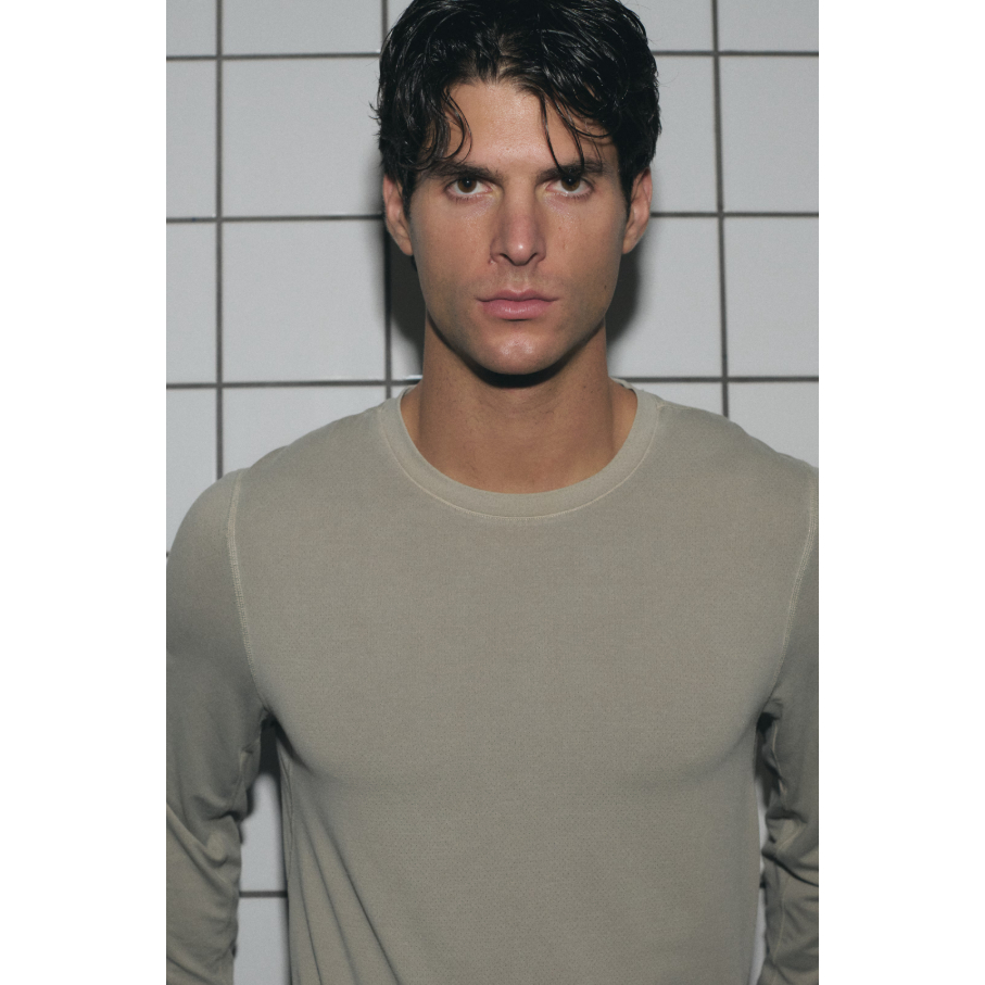 H&M(เอชแอนด์เอ็ม) เสื้อสปอร์ตแขนยาวทรงปกติพร้อมเทคโนโลยี DryMove™ Men Regular Fit Long-sleeve sports 1319683_1