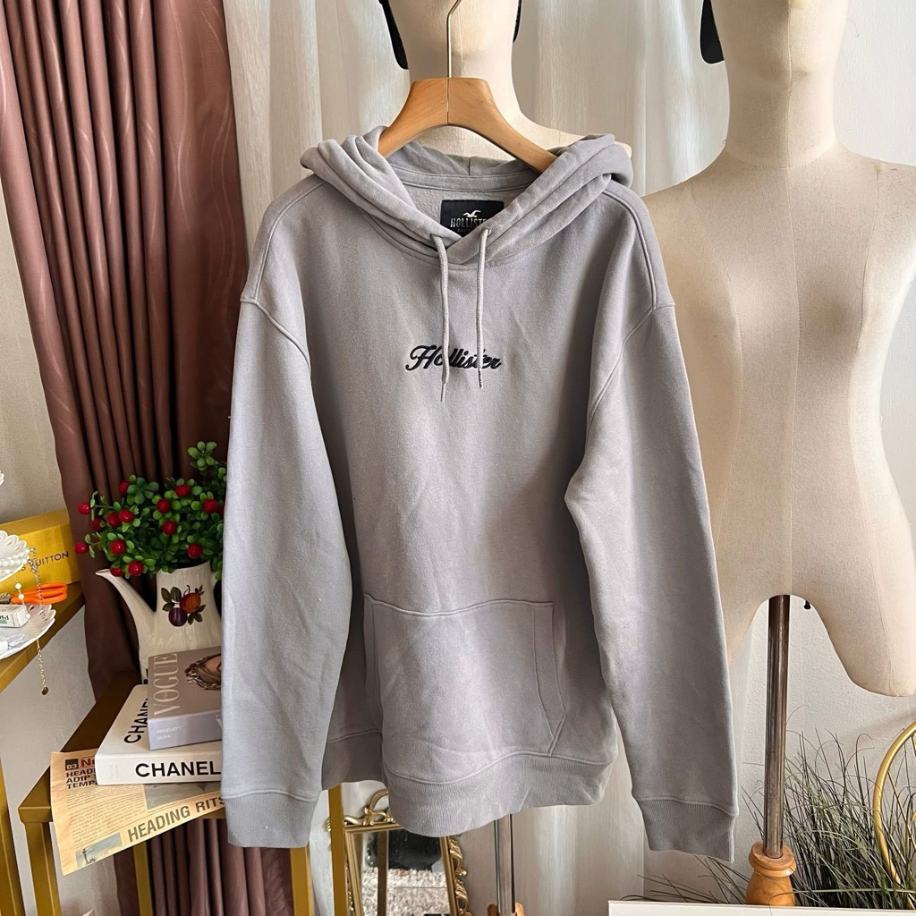 Hollister hoodie sweater สีเทาผ้าข้างในบุสำลีนุ่ม ผ้าดีมาก สีเทาสว่างสวยมากค่ะ ไซด์ m อกหน้าผ้า 44“