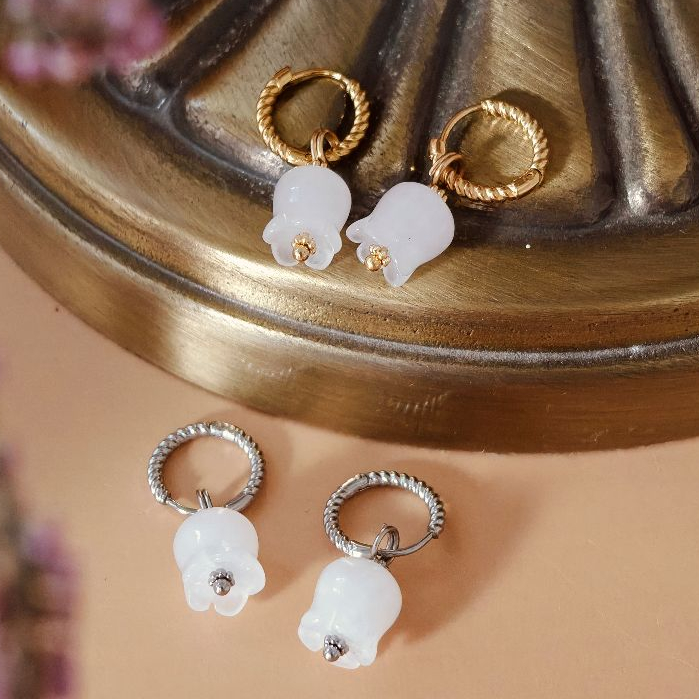 Vachana - Elegant White Jade Lily Twisted Huggie Hoop Earrings (ต่างหูลิลลี่หยกขาวแท้)
