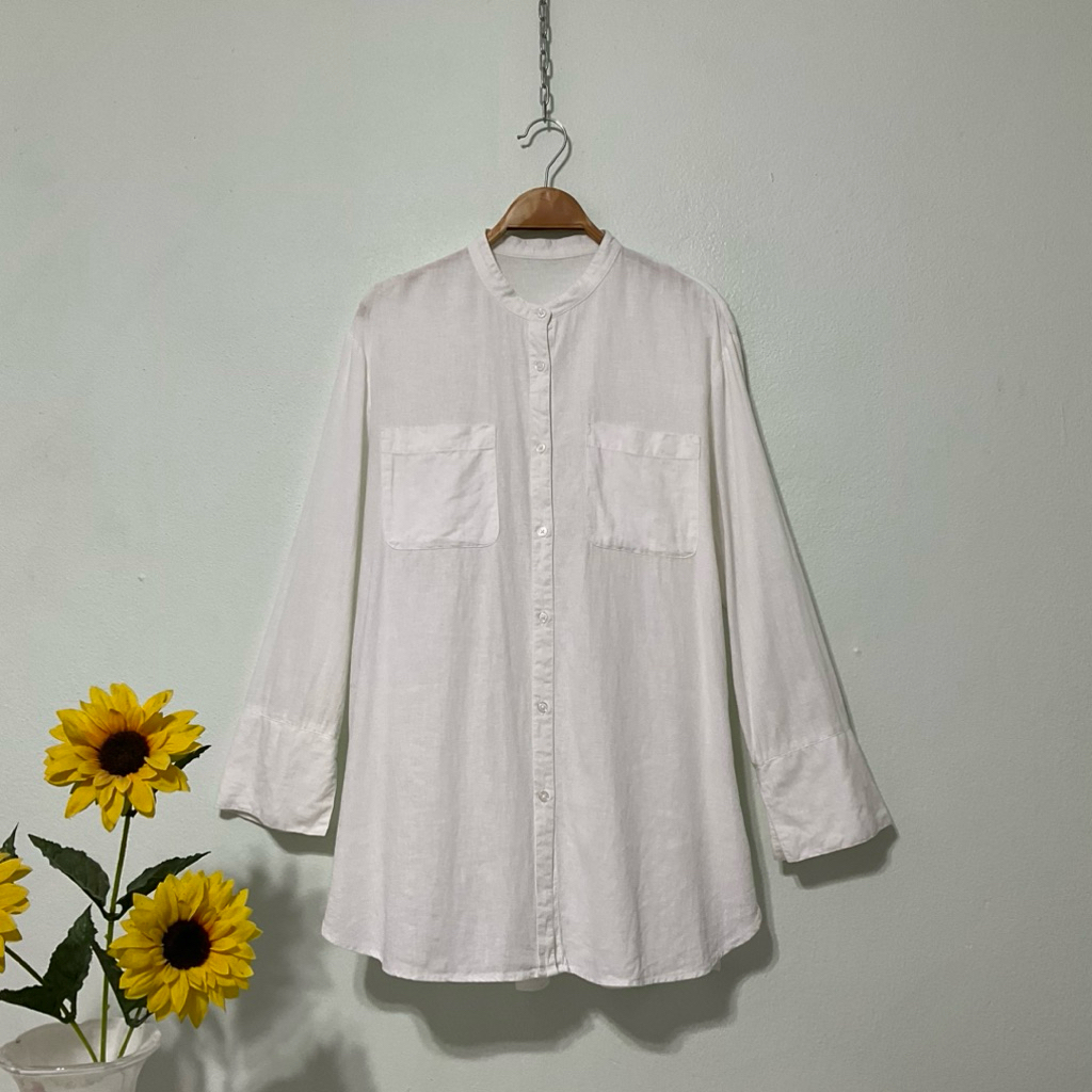 ST304 เสื้อเชิ้ตคอจีน ผ้าฝ้าย GU สีขาวออฟไวท์ไซสฟ์ M อกผ้า42“ยาว30”