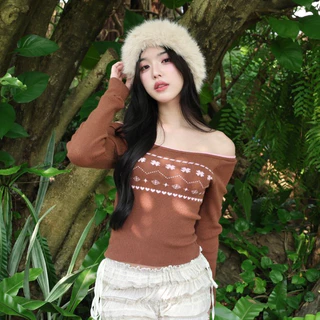 JARINYA (S-L) เสื้อไหมพรมปาดไหล่ ปักลายตรงอก (T1041)