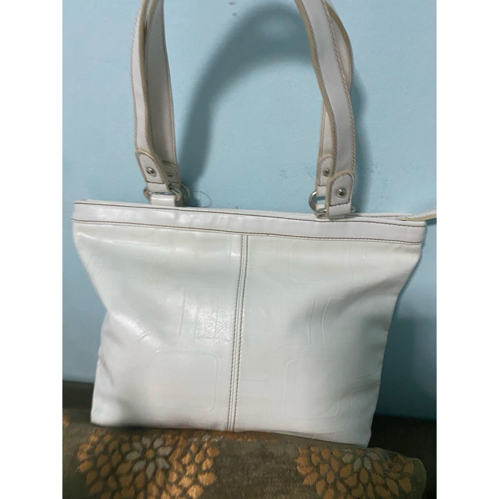 กระเป๋าหนังสีขาว Nine West