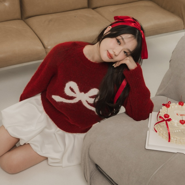 Jelly sweater ( RED ) สีแดง สีใหม่ สีฮิตเทรนด์ปีนี้เลย คู่สีดีมาก สเวตเตอร์แต่งโบว์สุดน่ารัก