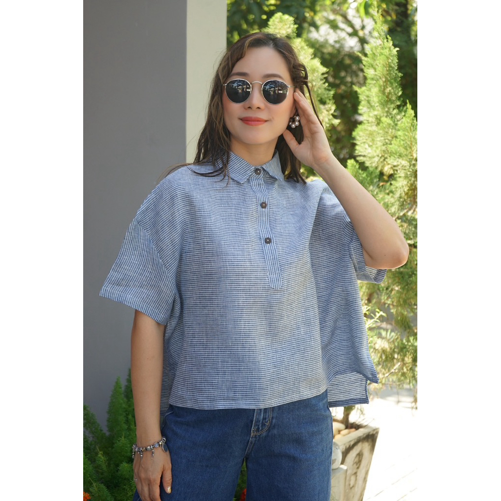 5th Jan เสื้อคอปก แขนสั้น กระดุมโปโล หน้าสั้น-หลังยาว ชายเสื้อตรง-ผ่าข้าง ผ้าลินินแท้ 100% ลายริ้ว “
