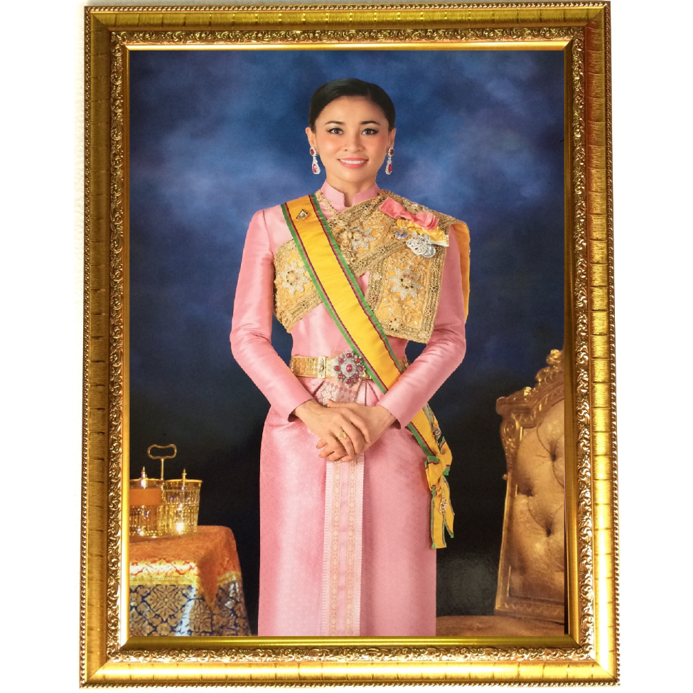 รูปราชินีรัชกาลที่10 ขนาด18*23นิ้ว ขนาด18*23นิ้วงานขึ้นบ้านใหม่. งานเกษียณ หน้าที่การงาน มั่ง มี ศรี สุข