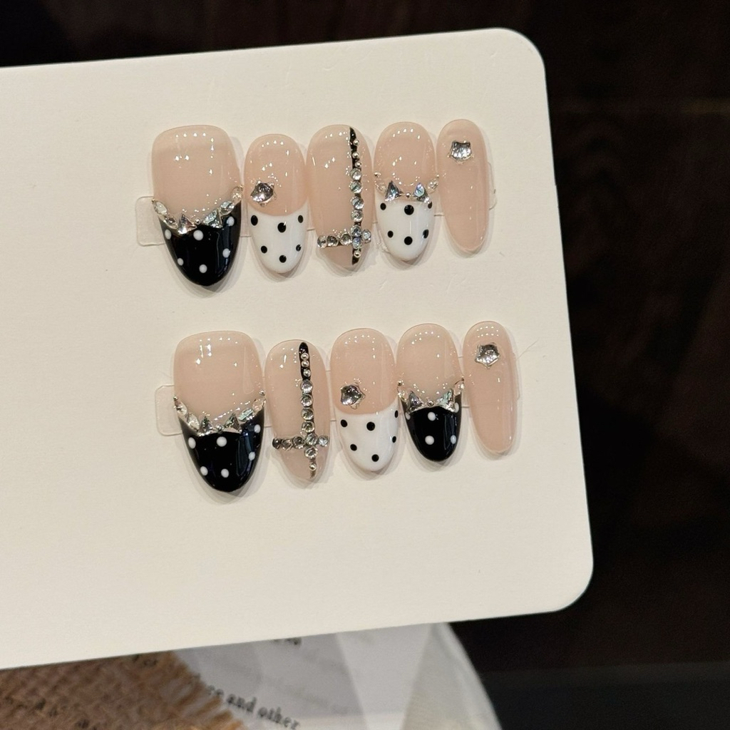 ฟรีกาว🍍Handmade A344 เล็บปลอมงานปาร์ตี้ ลายจุดสีดำ ประดับเพชร บนพื้นเนื้อ หรูหรา น่ารัก พร้อมส่ง