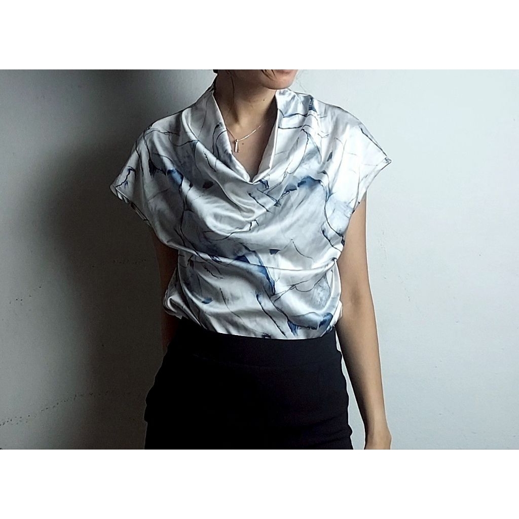 ป้ายShein มือสองสภาพดี เสื้อทำงานแฟชั่นผู้หญิงคอถ่วง เนื้อผ้าซาติน อกหน้าผ้า 36 นิ้ว ใส่สบายหรูหราไฮ