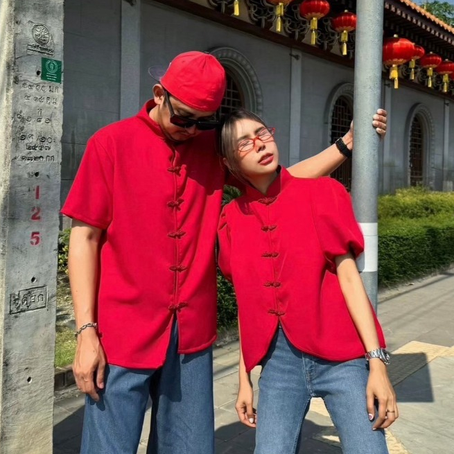 ซินเจียยู่อี่ ซินนี่ฮวดไช้ 🧧🧧 งานคู่ตรุษจีนมาแล้วค๊า เสื้อเชิ้ตคอจีนแขนสั้น แต่งกระดุมจีน เนื้อดี ใส่สวย แมทช์ได้เยอะ