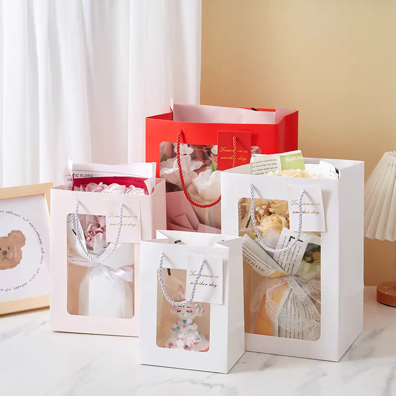 💐พร้อมส่งในไทย💐ถุงกระดาษ gift bag หูหิ้ว เจาะหน้าต่างใส ถุงของขวัญ ใส่ดอกไม้ ตุ๊กตา+มีป้ายห้อย รุ่น 4453