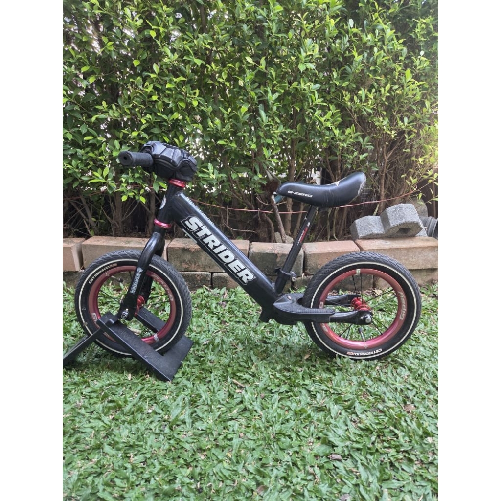 จักรยานขาไถ Strider pro สีดำ ล้อ 12นิ้ว แต่งแล้ว
