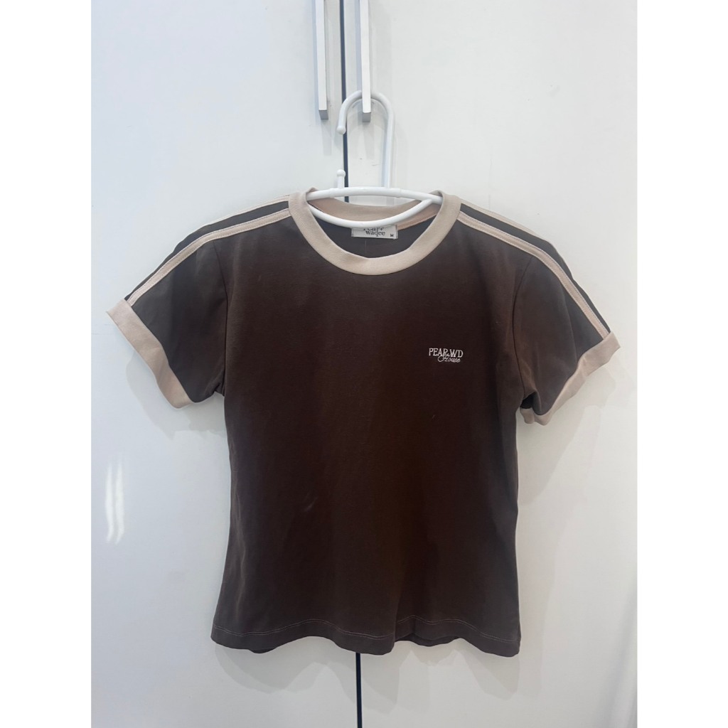 Tunoo Two-tone เสื้อยืดคอกลม ทูโทนแถบข้าง สีมอคค่า ไซส์ M