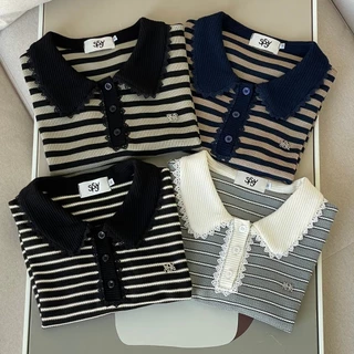 SISSY : เสื้อโปโลแขนสั้น (XS-XXL) คอบัวแต่งขอบลูกไม้ แขนตุ๊กตา ปักอะไหล่โลโก้เงิน ผ้าถัก ใส่สบาย