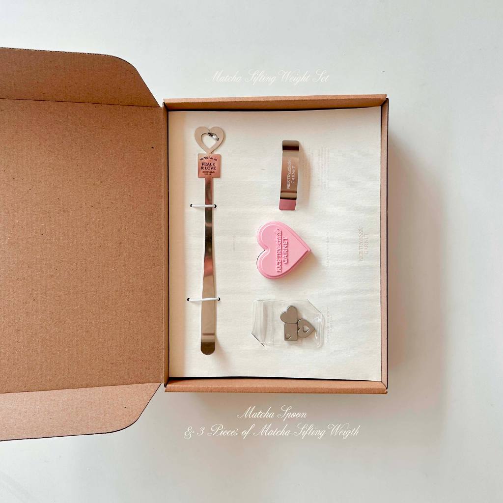 nice try studio x garnet — Peace & Love Matcha Sifting Weight & Spoon Box Set เซตลูกร่อนมัทฉะพร้อมช้อนตักมัทฉะ
