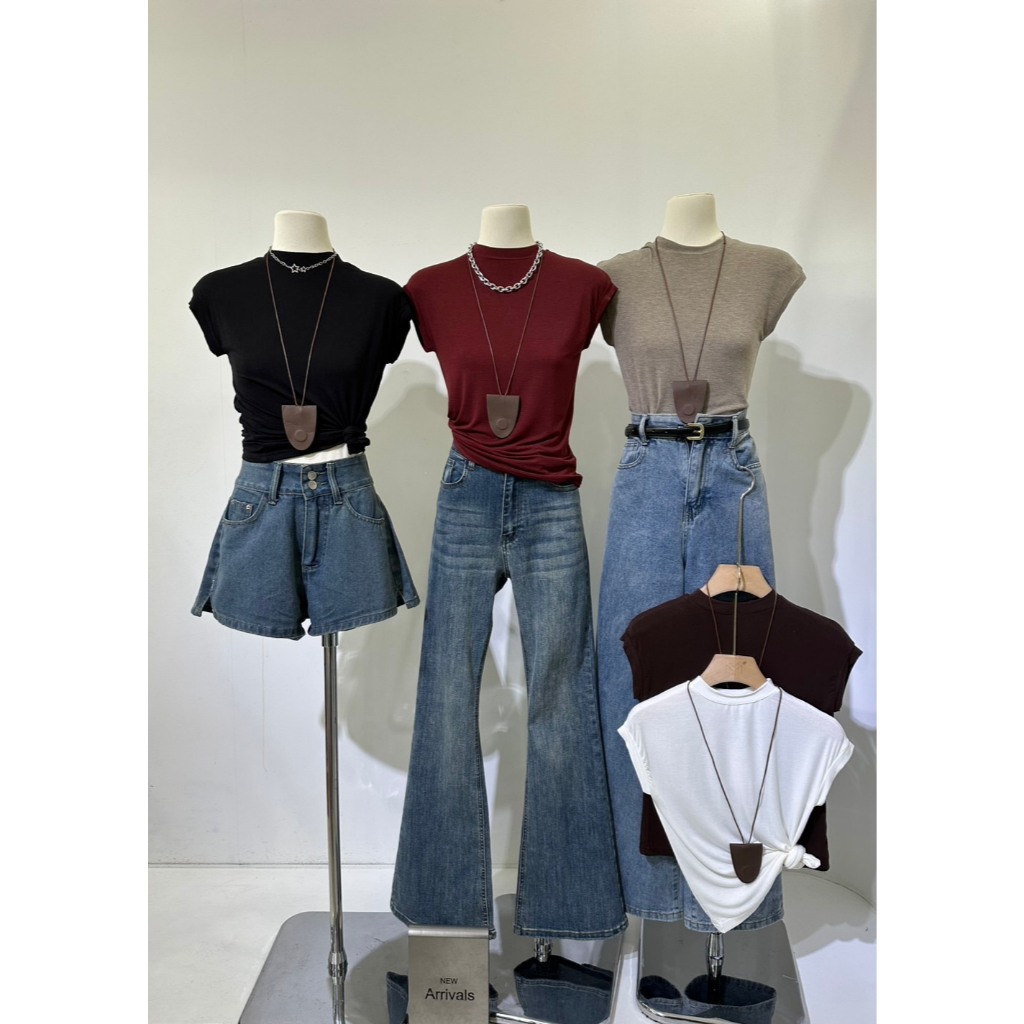 A1023 – เสื้อยืนแขนกุดทรงเข้ารูป เนื้อผ้ายืดสวยมาก ทุกตัวมีที่ห้อยแว่น