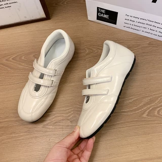 รองเท้าผ้าใบแบบแมรีเจนทรงแฟลตสไตล์ใหม่ ได้แรงบันดาลใจจากรองเท้าบัลเล่ต์ เหมาะสำหรับใส่เล่นกีฬาหรือใส่ลำลอง