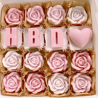 พิมพ์อักษรอังกฤษ พิมพ์ HBD ขนาดอักษรสูง 4.2 ซม. มีครบทุกตัวอักษรและตัวเลข 0-9