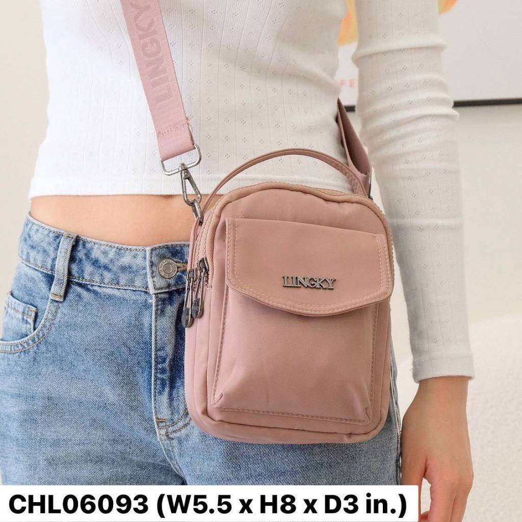 กระเป๋าสะพายข้าง 2 ซิป+1ช่องกระดุมแม่เหล็ก ผ้าไนล่อนอย่างดี ขนาด 5.5" สูง 8" อะไหล่สีรมดำ CHL06093