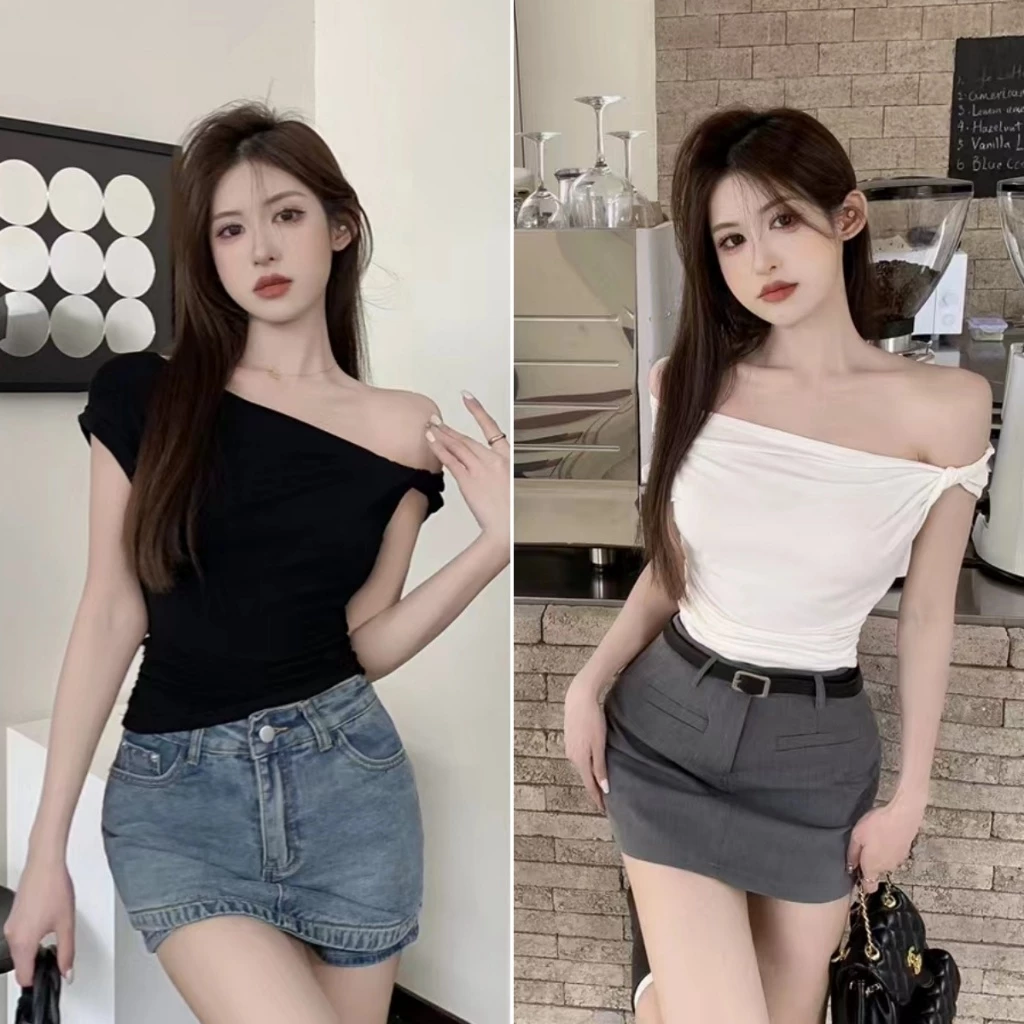 cherryshop พร้อมส่ง สีดําคอเฉียงเสื้อยืดปิดไหล่ผู้หญิง สไตล์สลิมสั้น หวานและเซ็กซี่ สไตล์ฤดูร้อนแบบเกาหลีเรียบง่าย