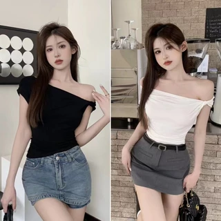cherryshop พร้อมส่ง สีดําคอเฉียงเสื้อยืดปิดไหล่ผู้หญิง สไตล์สลิมสั้น หวานและเซ็กซี่ สไตล์ฤดูร้อนแบบเกาหลีเรียบง่าย