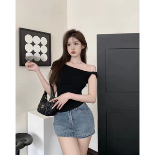 cherryshop พร้อมส่ง สีดําคอเฉียงเสื้อยืดปิดไหล่ผู้หญิง สไตล์สลิมสั้น หวานและเซ็กซี่ สไตล์ฤดูร้อนแบบเกาหลีเรียบง่าย