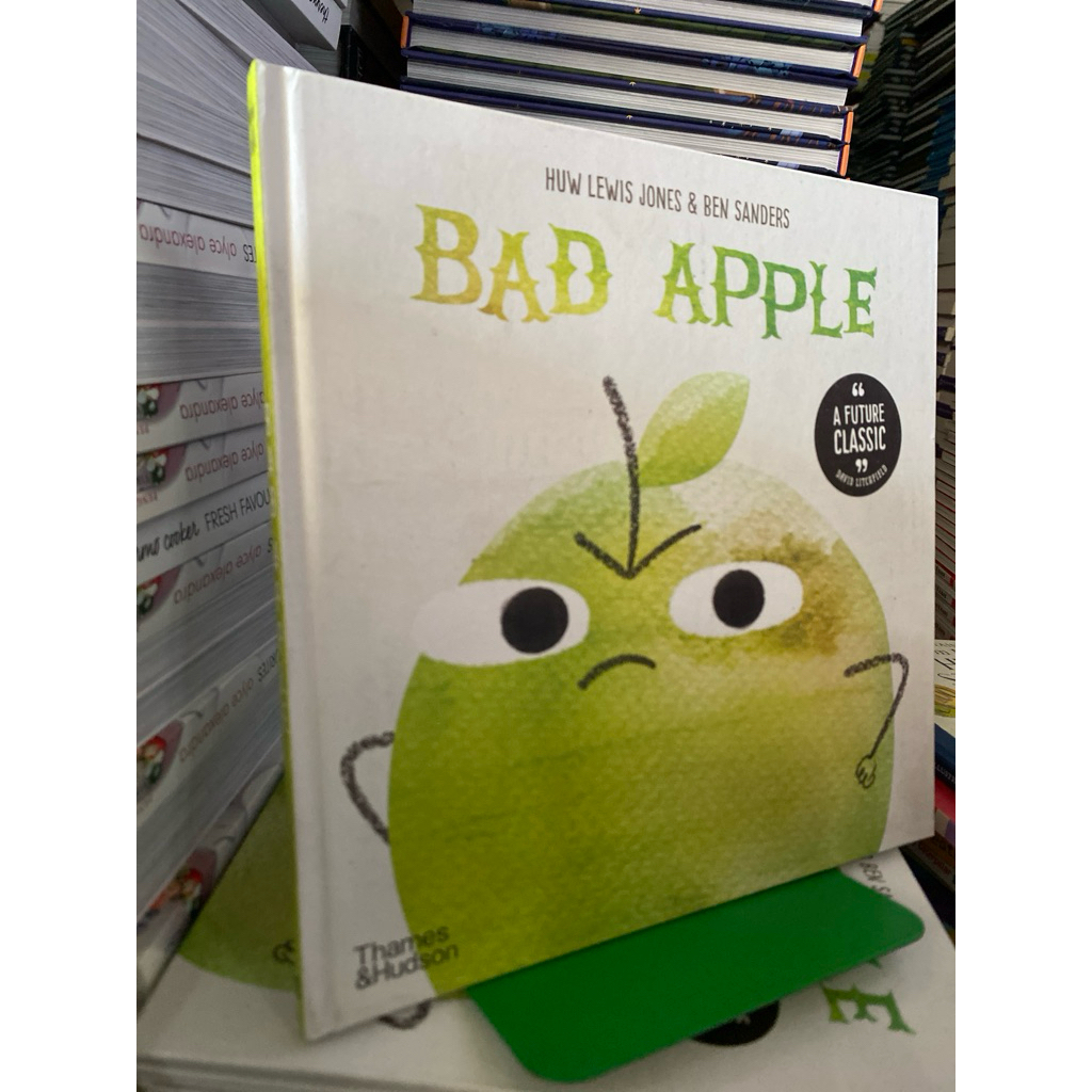 (หนังสือภาษาอังกฤษพร้อมส่ง) HUW LEWIS JONES & BEN SANDERS BAD APPLE (R5)
