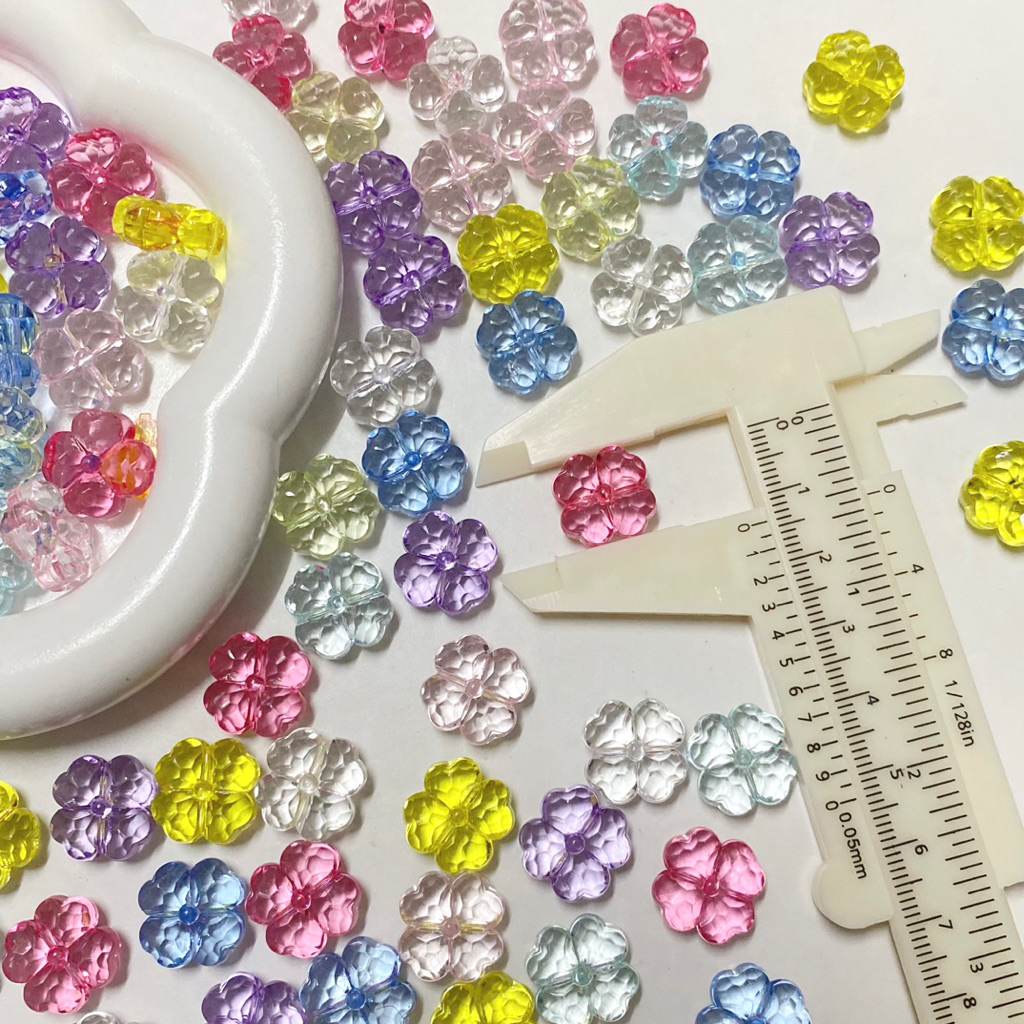 ลูกปัดใบโคลเวอร์ พลาสติก สินค้าคละสี บรรจุ 10-15 ชิ้น #สินค้าพร้อมส่งในไทย - รูปที่ 3